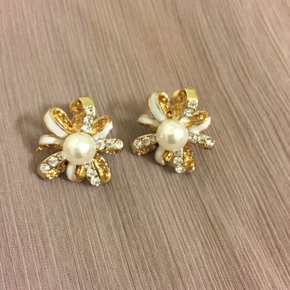 Flower shape pearl earrings - Picture 3 of 4